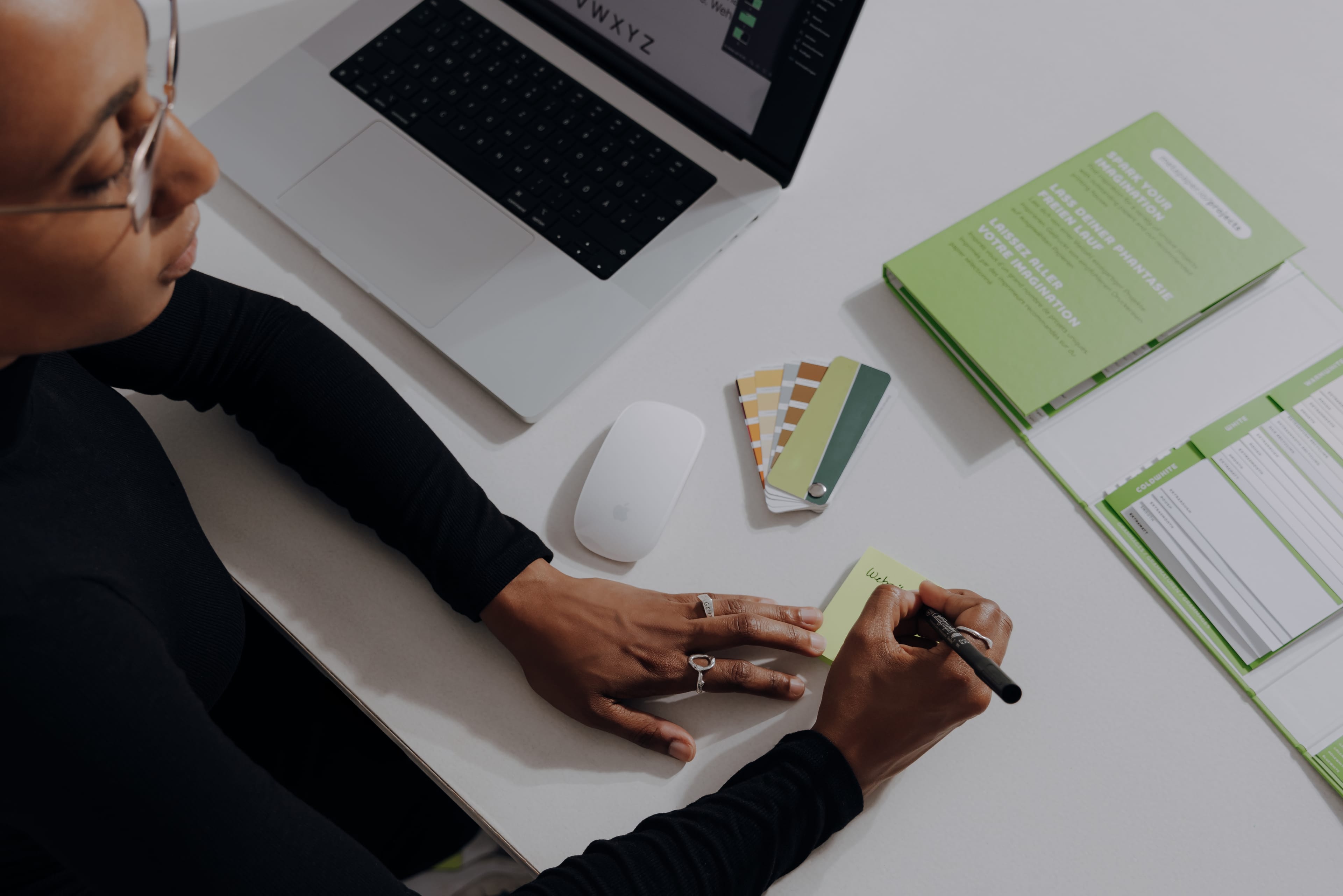 Behind the Scenes – Dakiekste – Maischa beim kreativen Prozess