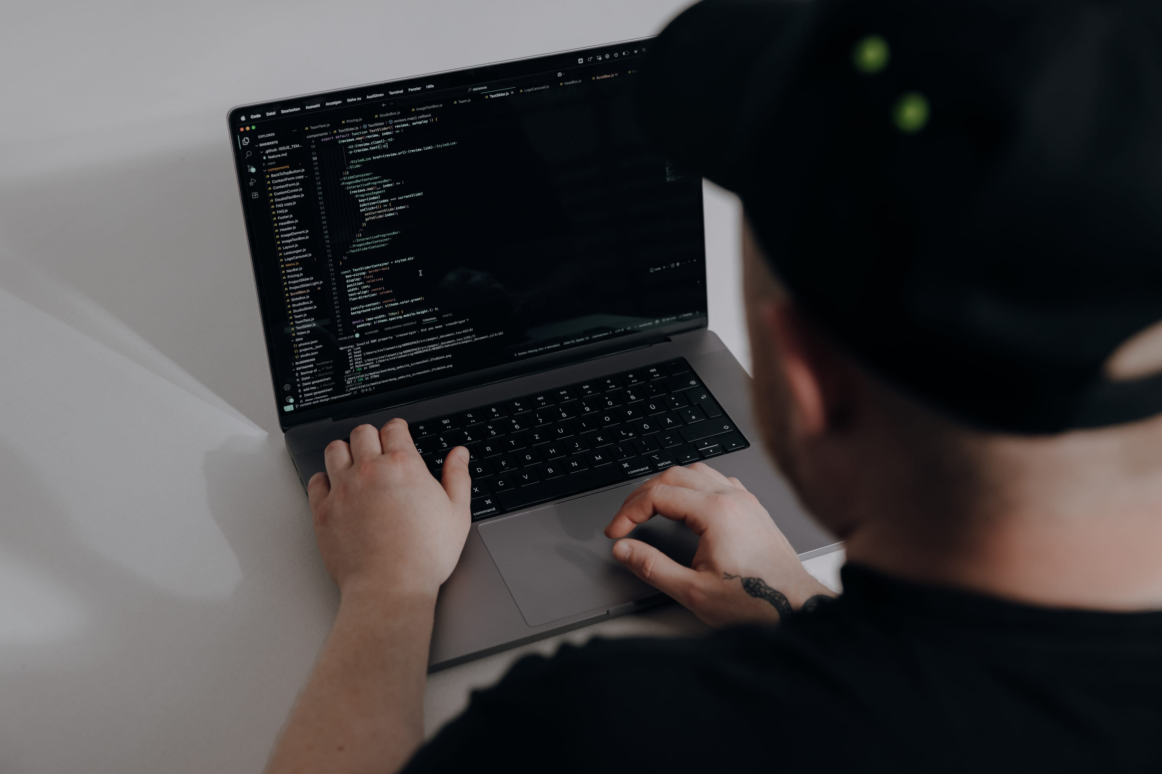 Behind the Scenes – Dakiekste – Stellan am Laptop coding coden