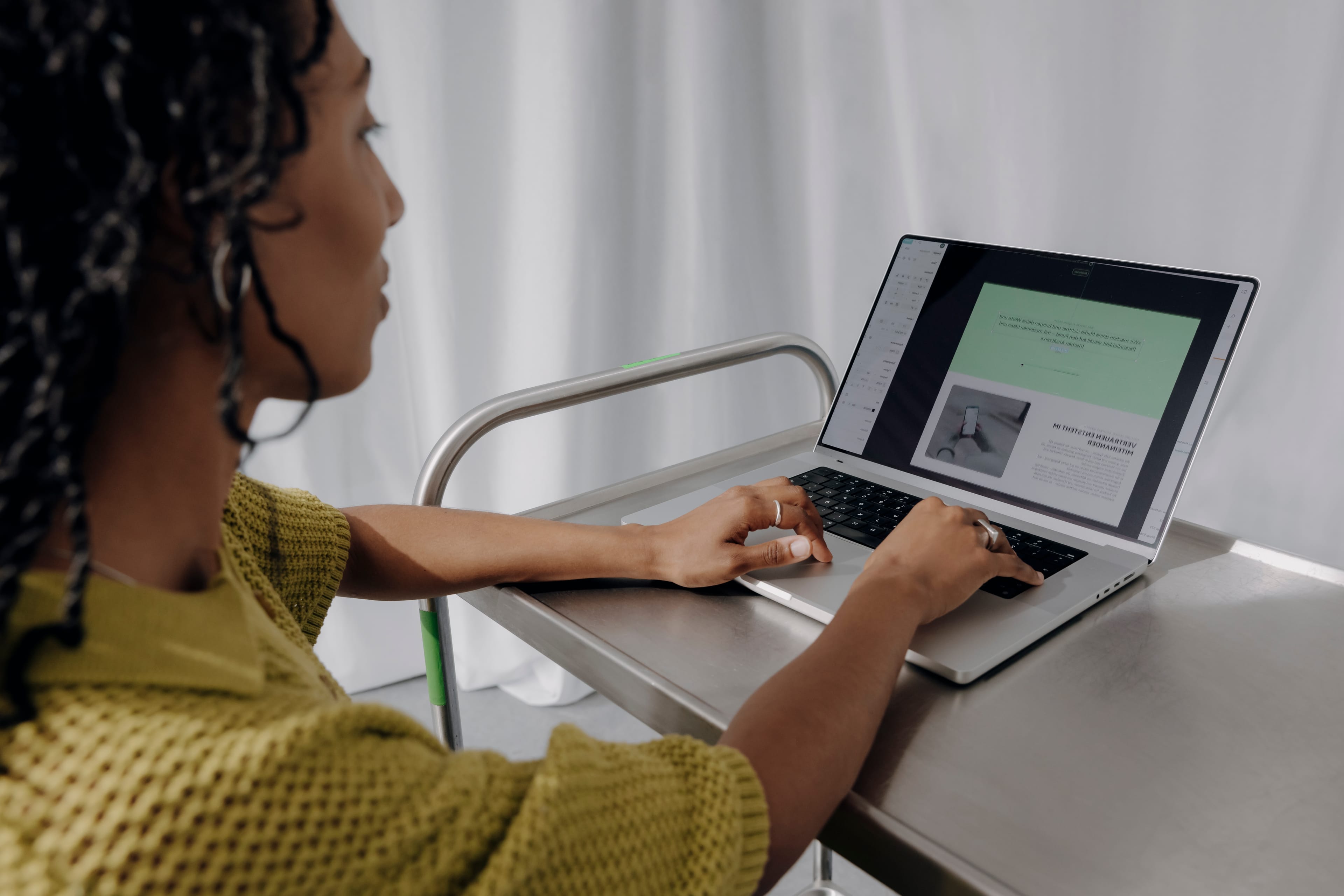 Behind the Scenes – Dakiekste – Maischa am Laptop webdesign ui ux design