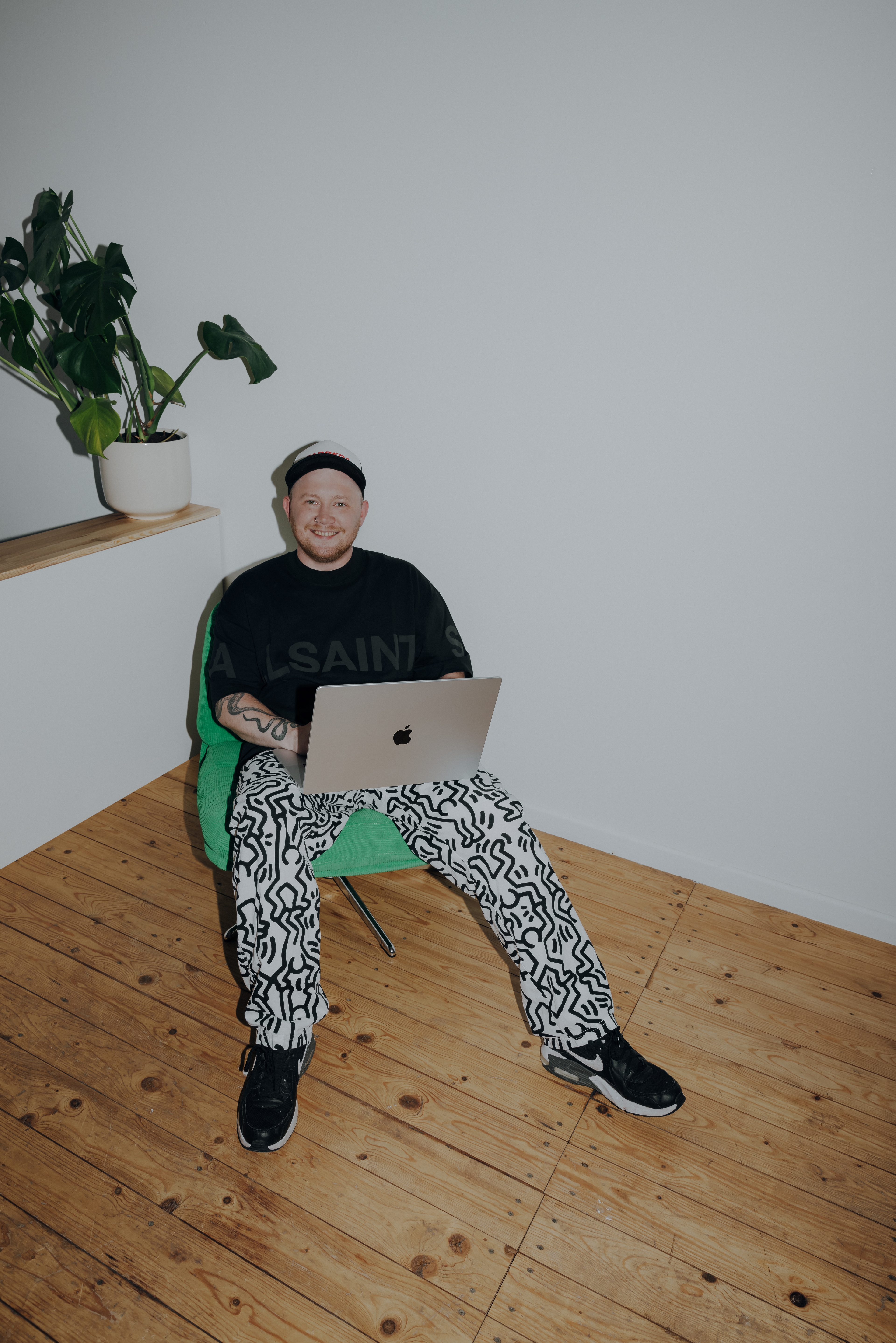 Behind the scenes - Dakiekste - Stellan am Laptop sitzend