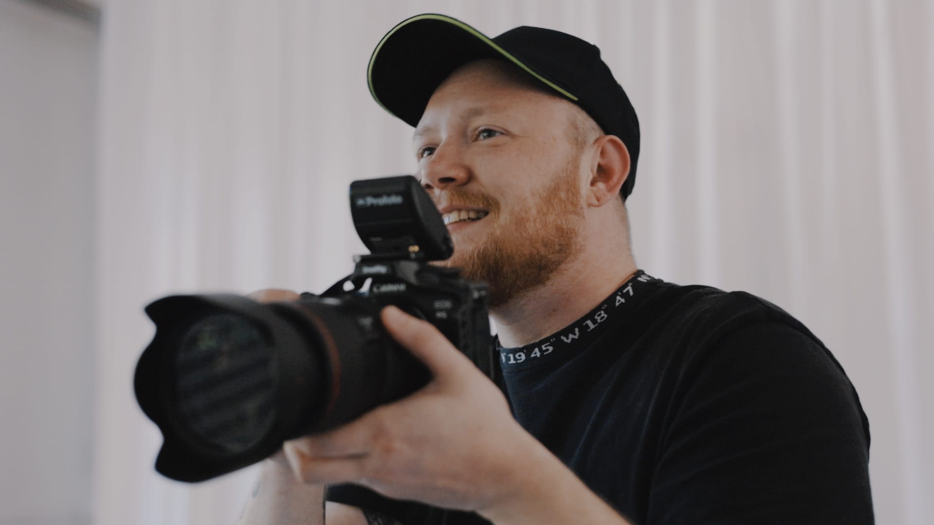 Behind the Scenes – Dakiekste – Stellan mit Kamera beim Filmen im Studio