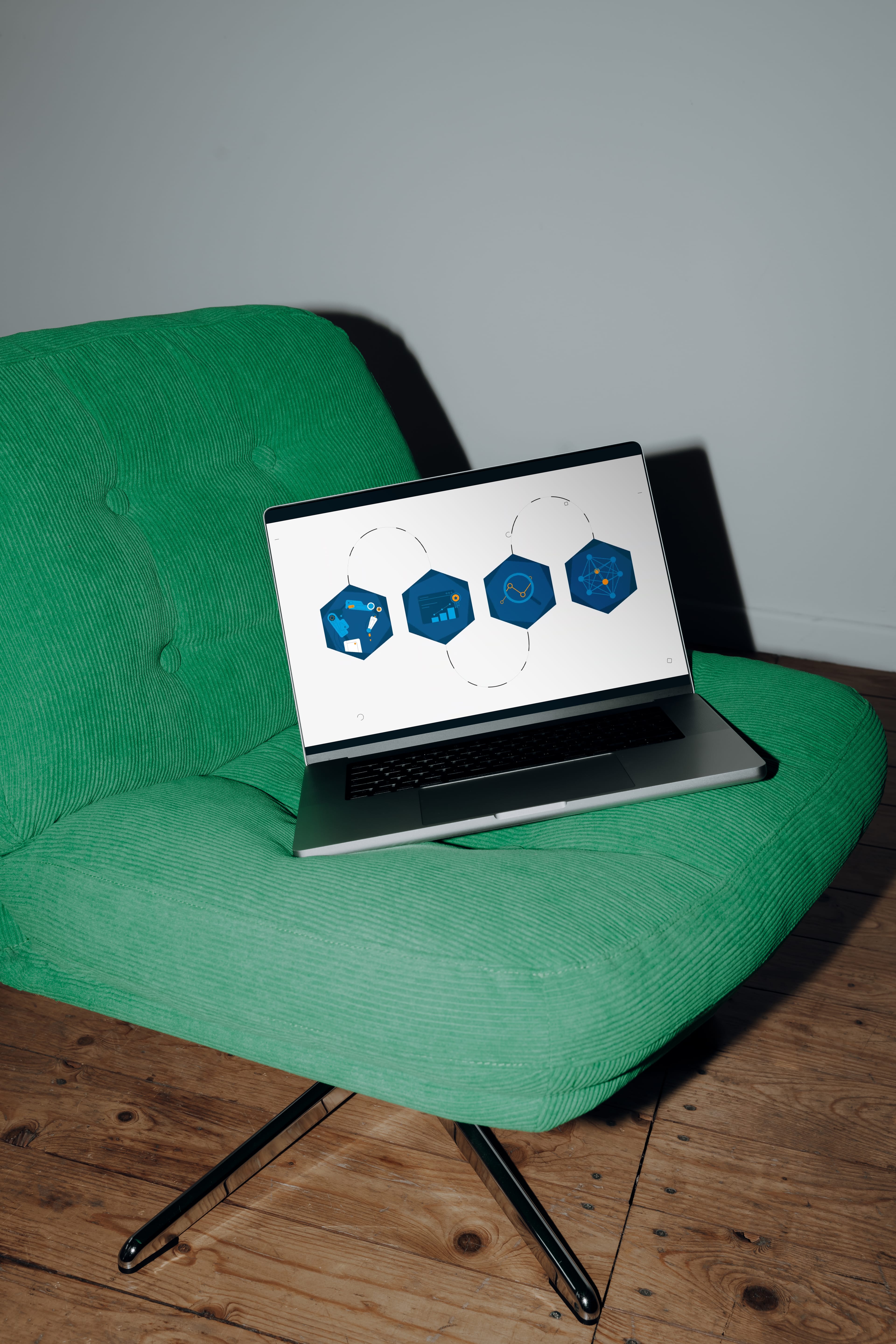 Behind the scenes – Dakiekste – Laptop mit einem Erklärvideo