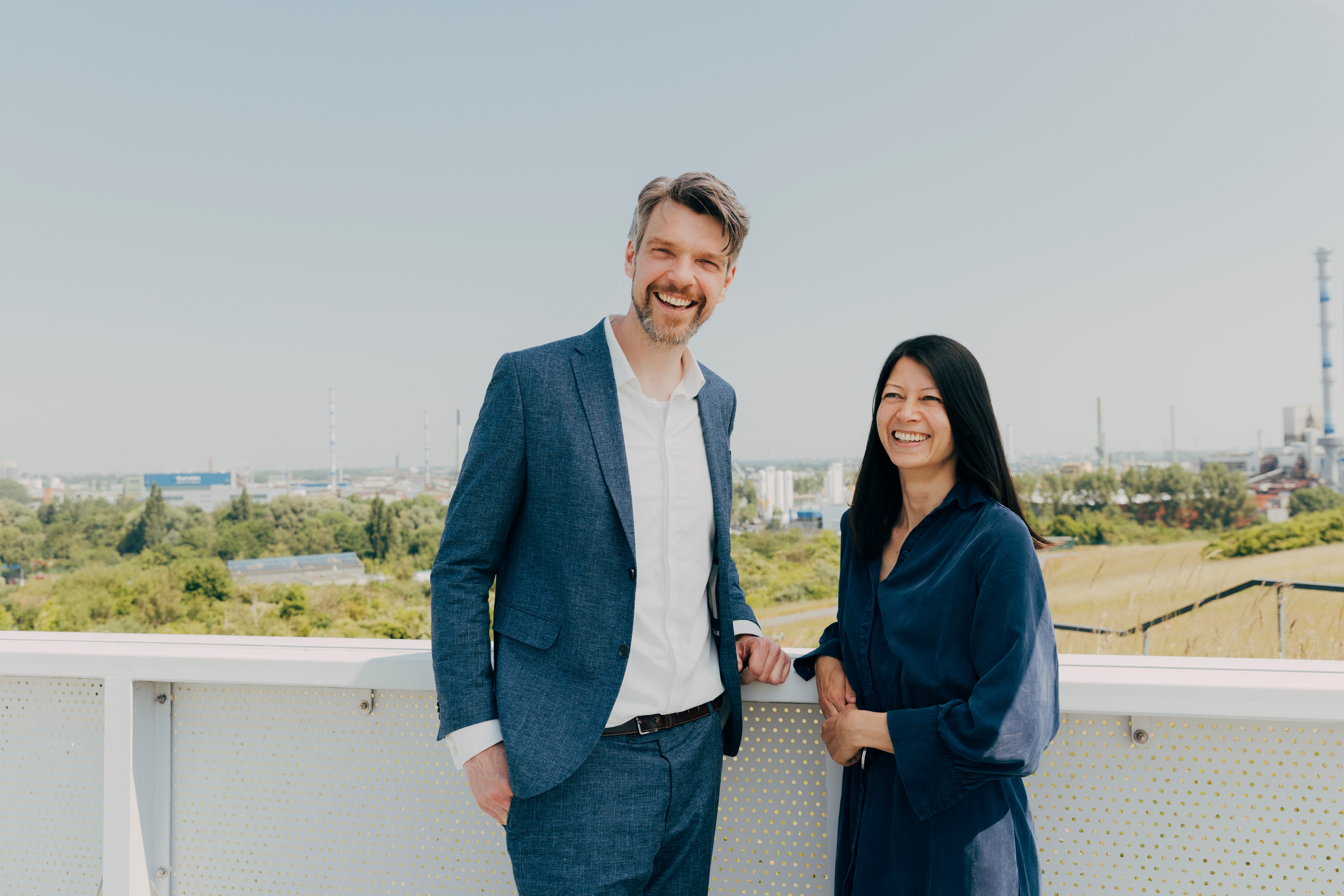 Brandingfotografie - Erneuerbare Energien - Portrait zweier Mitarbeitenden on Location outdoor vor Energieanlage